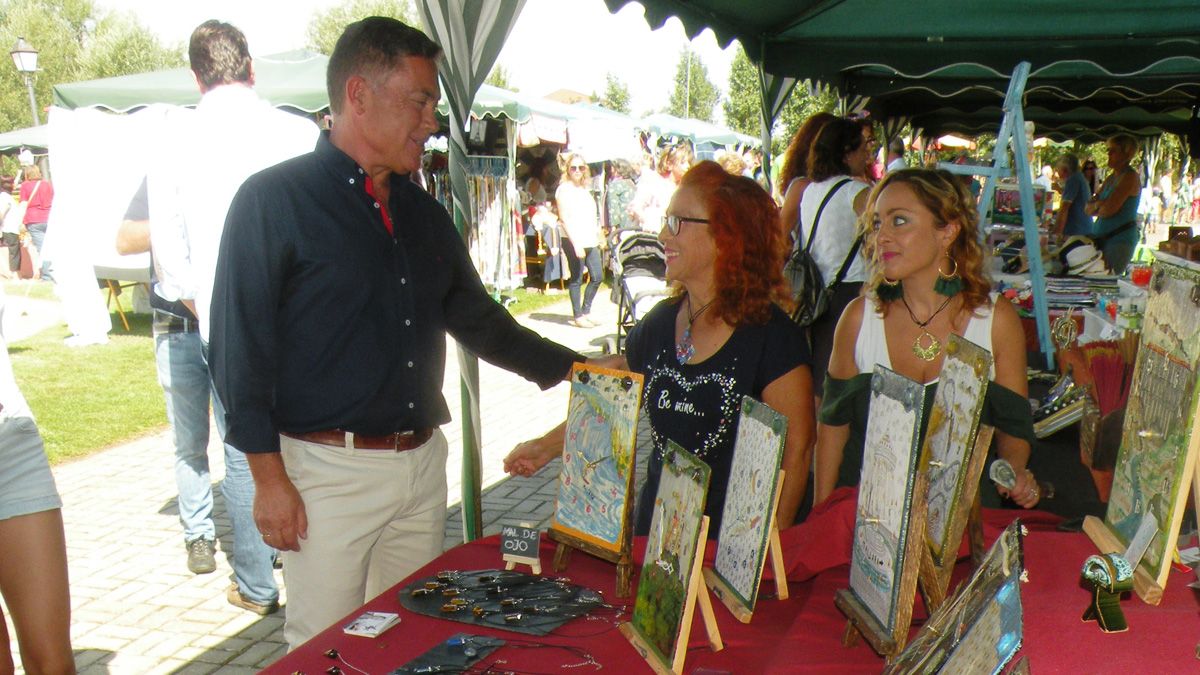 El alcalde del municipio visitó los stands artesanos de la feria. | E. NIÑO