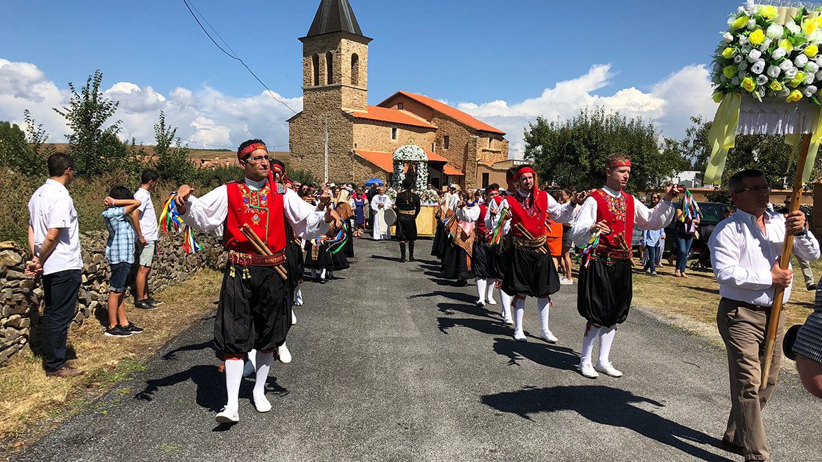 Un momento de la procesión, a la salida de la iglesia. | P.F.