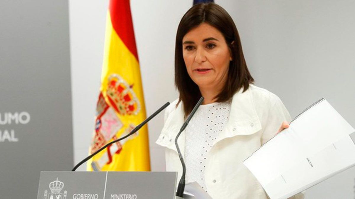 La ministra de Sanidad, Carmen Montón, muestra la documentación que acredita que realizó su máster. | ABC