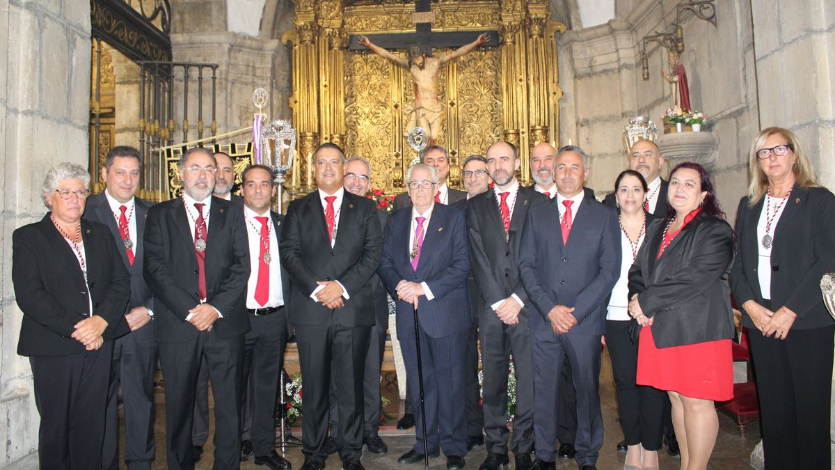 Foto de familia de los nuevos responsables de la Cofradía de las Siete Palabras de Jesús en la Cruz.  | L.N.C.