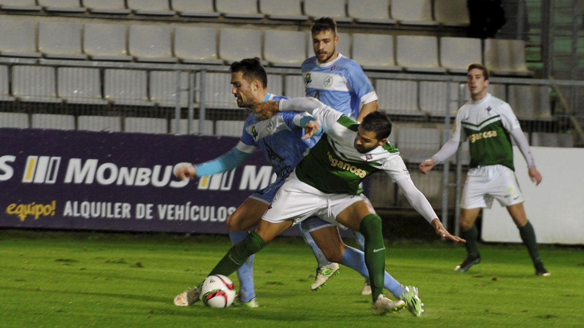 Nueve meses del primer partido, el primer gol y la primera victoria del Astorga en Segunda B los maragatos se juegan todo en un partido. | MAURICIO PEÑA