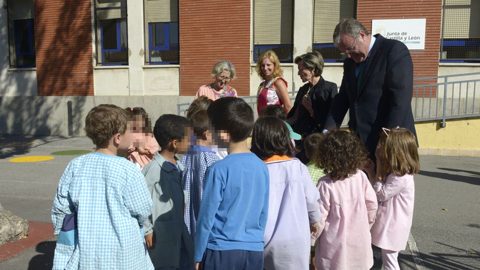 El alcalde de León, Antonio Silván, durante su visita al colegio Anejas. | MAURICIO PEÑA