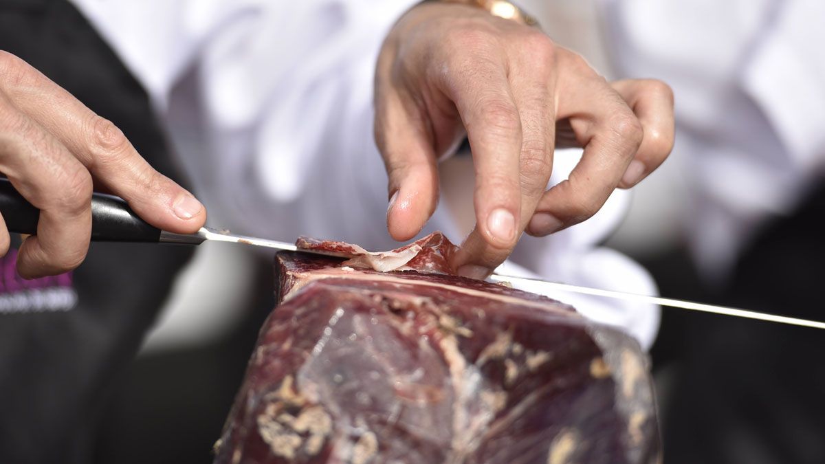 corte-de-cecina-a-cuchillo-11092018.jpg corte-de-cecina-a-cuchillo-11092018.jpg