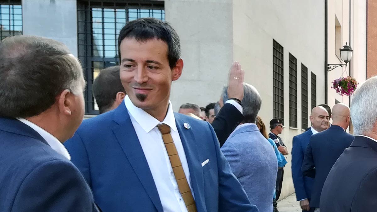 El alcalde de Balboa, con su corbata de madera el Día del Bierzo . | D.M.