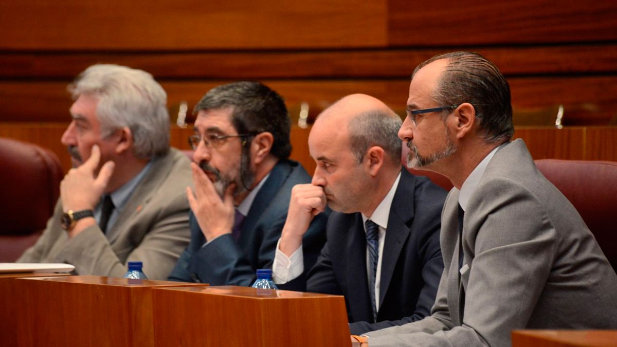 Los procuradores durante su intervención a las Cortes.