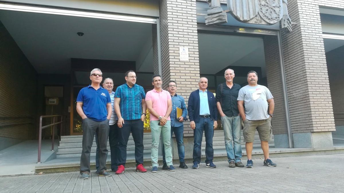 Despedidos antes de entrar al acto de conciliación en los juzgados de Ponferrada. | M.I.