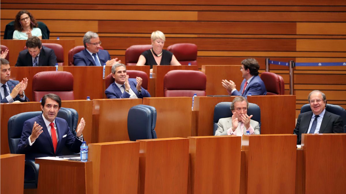 El consejero de Fomento Suárez-Quiñones y el presidente de la Junta, JuanVicente Herrera en el pleno. | M.CHACÓN/ICAL