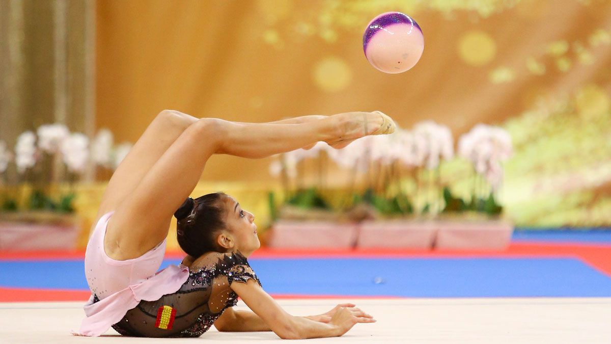 Sara Llana, durante su ejercicio de pelota en Sofía. | RFEG