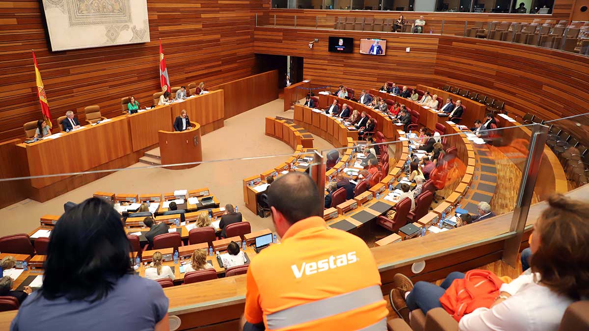 Trabajadores de Vestas en la tribuna de invitados durante el debate de la PNL referente al ere de la empresa en el Pleno de las Cortes. | ICAL