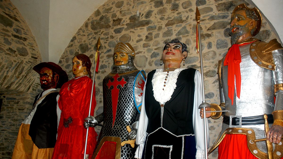 Los vecinos de escayola esperando a salir para participar en el pregón. | R. CELA Los vecinos de escayola esperando a salir para participar en el pregón. | R. CELA