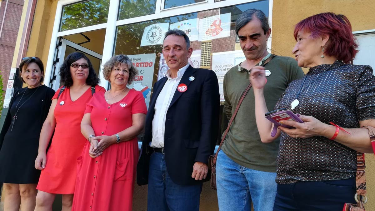 Enrique Santiago, en el centro, con representantes del PC en Ponferrada, este jueves. | D.M.