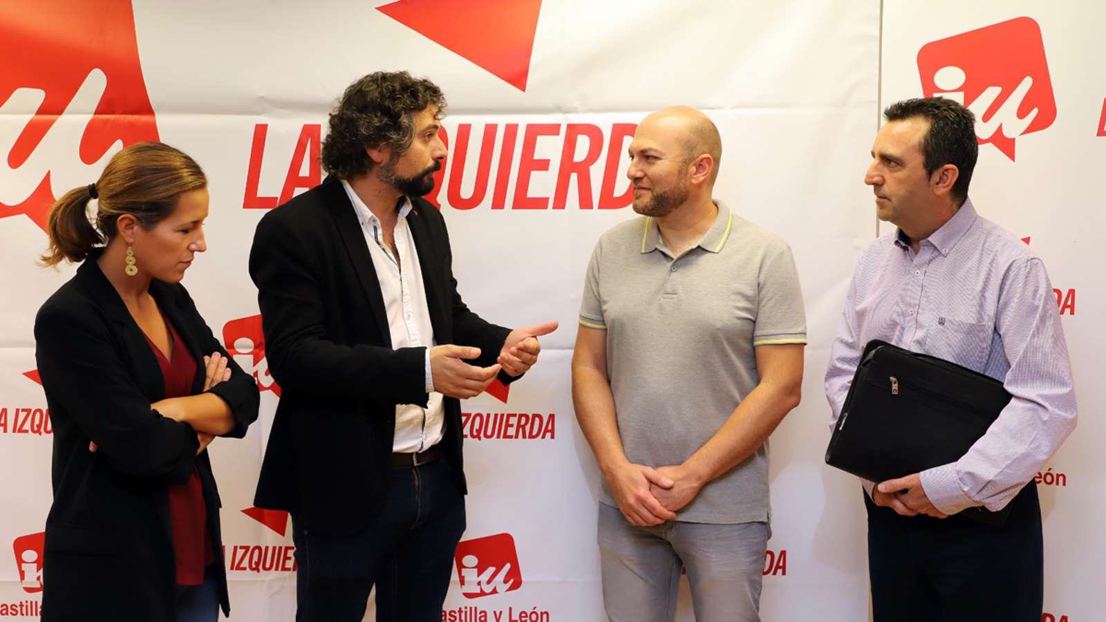 El coordinador de IUCyL, José Sarrión, el vicepresidente de la Plataforma de Afectados por la Preferentes, Raúl Prudencio y los abogados de la coalición. | MIRIAM CHACÓN (ICAL) El coordinador de IUCyL, José Sarrión, el vicepresidente de la Plataforma de Afectados por la Preferentes, Raúl Prudencio y los abogados de la coalición. | MIRIAM CHACÓN (ICAL)