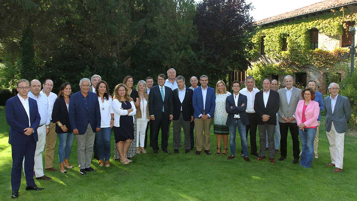 El Consejo de Dirección del grupo popular en el Senado antes de la reunión de trabajo celebrada en Palencia. | ICAL