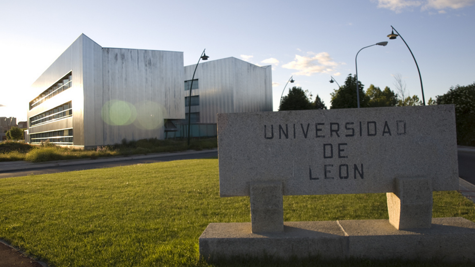 Entrada del campus universitario de Vegazana. | L.N.C.