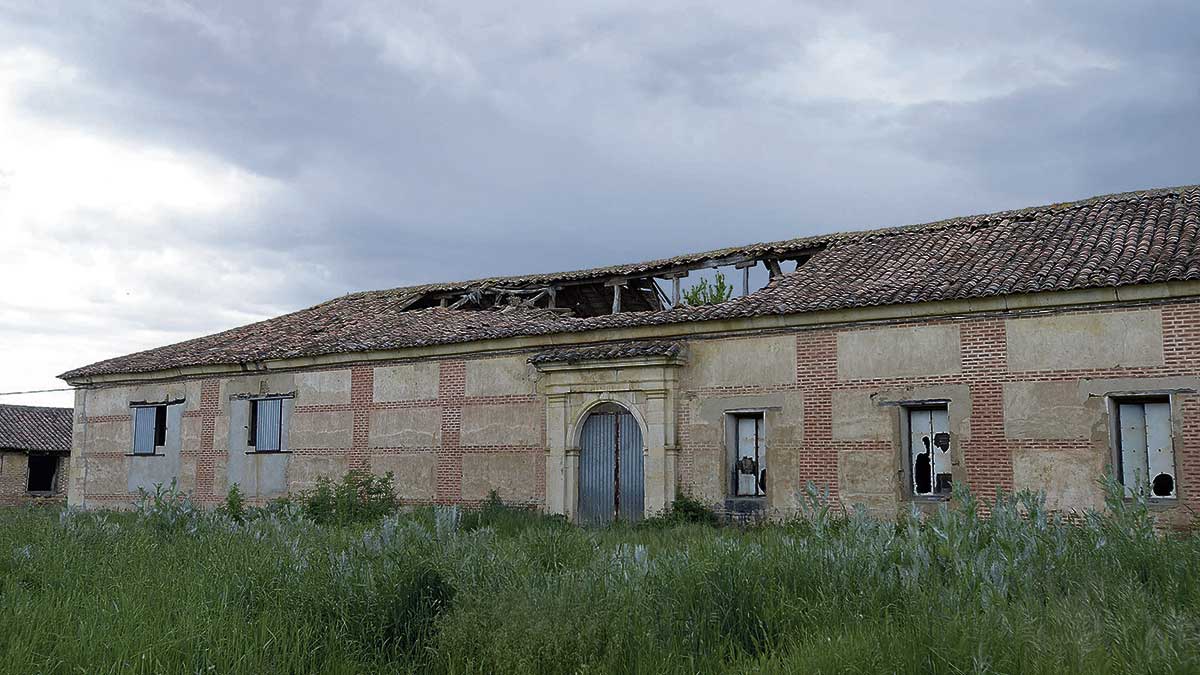 Panera del Monasterio de Santa María de Sandoval en Villaverde, con la cubierta gravemente dañada. | MAURICIO PEÑA