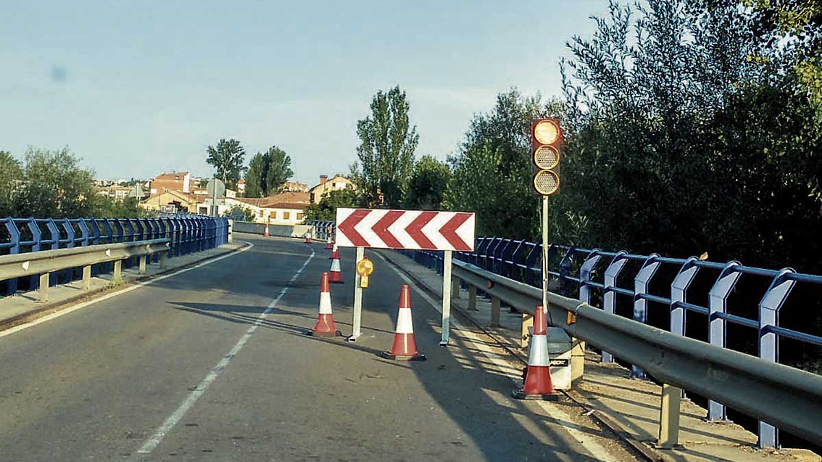 El semáforo lleva instalado en el puente de la N-601 cerca de dos meses. | L.N.C.