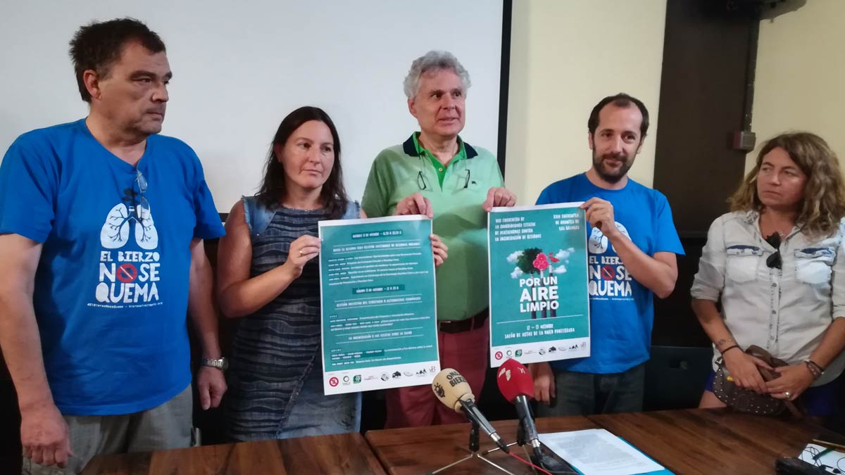 Representantes de Bierzo Aire Limpio, en la rueda de prensa de presentación del foro. | D.M.