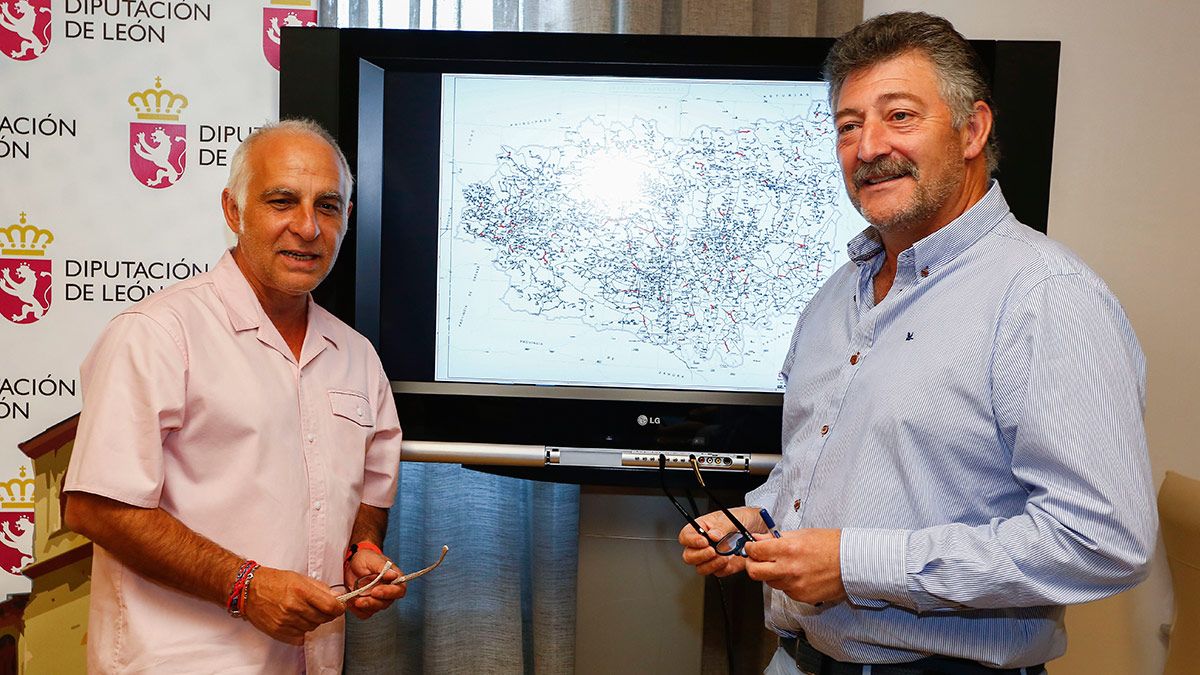 El diputado de Fomento de la Diputación de León, Ángel Calvo (D), presenta el Plan de Carreteras de 2018/2019. Junto a él, el diputado de Desarrollo Económico, Miguel Ángel del Egido (I). | ICAL