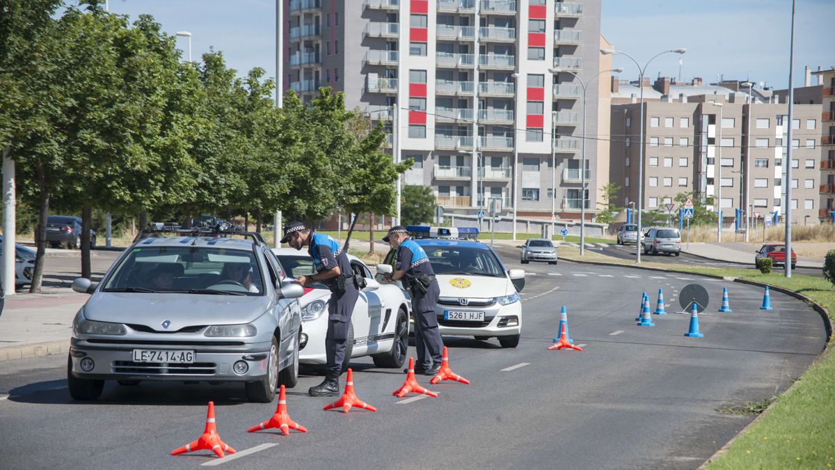 Control de la Policía Local de León en la avenida de la Universidad  en una imagen de archivo. | MAURICIO PEÑA