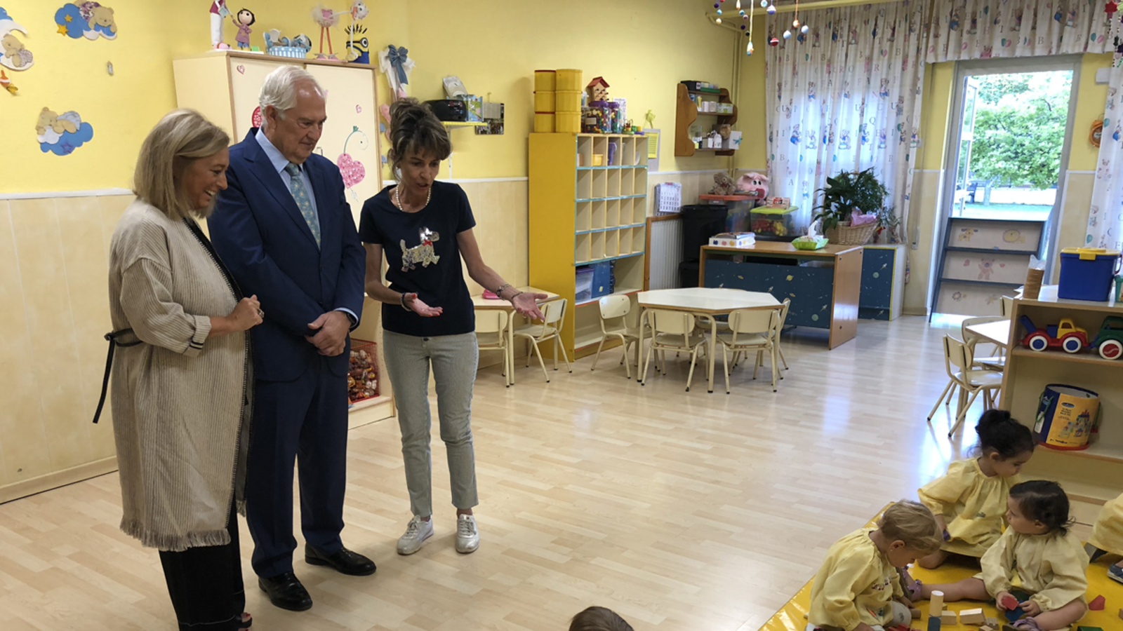 El delegado de la Junta, Guillermo García en la visita al centro infantil. | L.N.C.