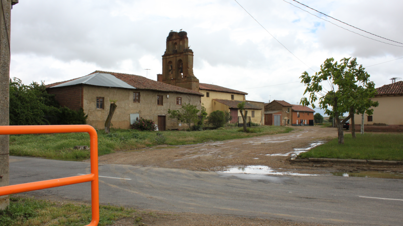 El único asfalto que hay en Cabañas es el de la carretera que pasa por el medio del pueblo, ya que el resto de la localidad está sin pavimentar. | T.G.