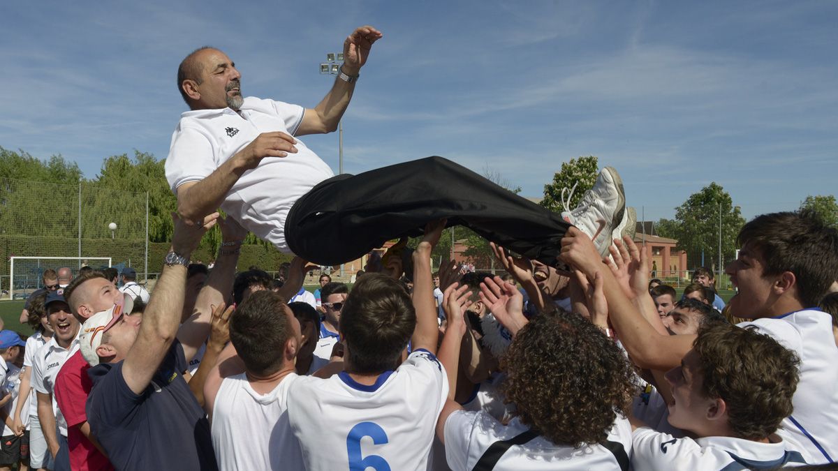 La plantilla y cuerpo técnico de la Peña  celebran el campeonato de liga y el ascenso a División de Honor. | MAURICIO PEÑA