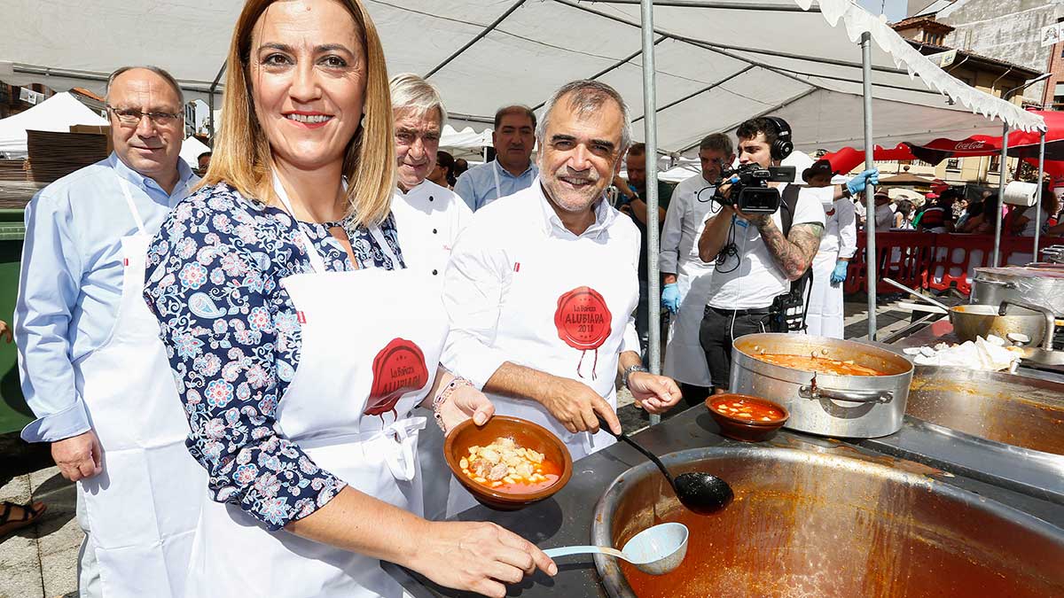 La delegada del Gobierno en Castilla y León, Virginia Barcones, asiste a la XVI Feria Agroalimentaria junto al alcalde de La Bañeza, José Miguel Palazuelo. | ICAL
