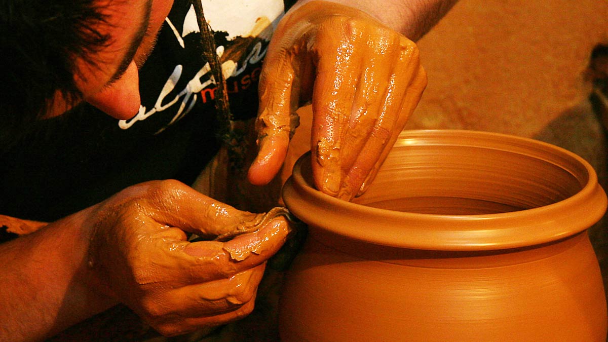Cerámica, entre las opciones de cursos de artesanía que ofrece Fabero este curso. | Ical