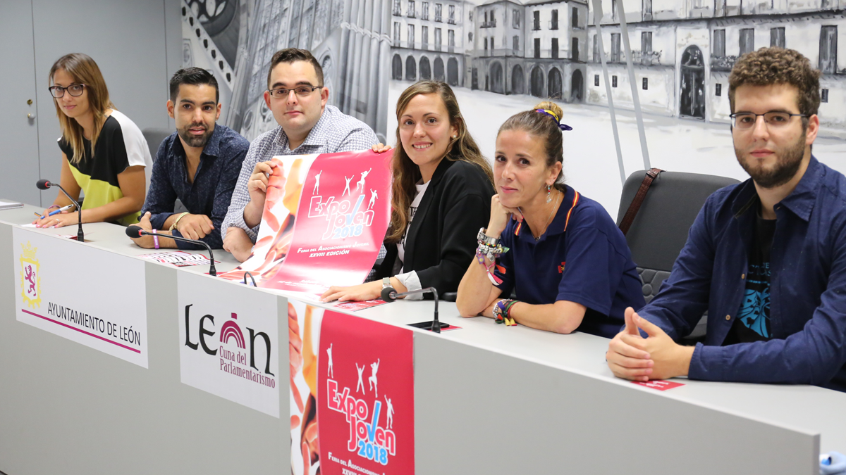 Marta Mejías (c) junto a representantes de asociaciones juveniles en la presentación de la feria Expojoven 2018. | CÉSAR
