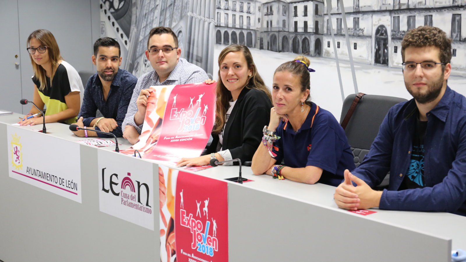 Marta Mejías (c) junto a representantes de asociaciones juveniles en la presentación de la feria Expojoven 2018. | CÉSAR Marta Mejías (c) junto a representantes de asociaciones juveniles en la presentación de la feria Expojoven 2018. | CÉSAR