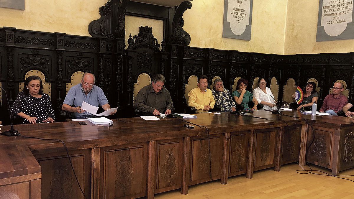 Un momento del Pleno extraordinario de ayer en Astorga. | P.F.