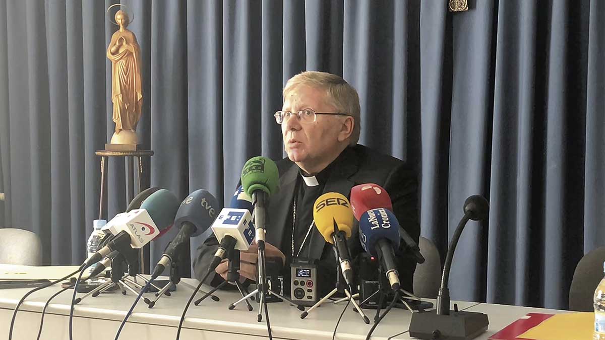 El obispo de Astorga, Juan Antonio Menéndez, durante la rueda de prensa de este lunes en la ciudad maragata. | P.F.