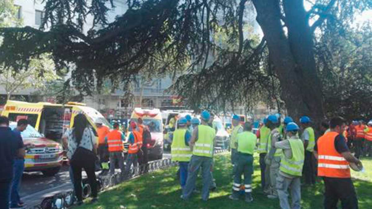 Obreros desalojados del Hotel Ritz tras el derrumbe. | ABC