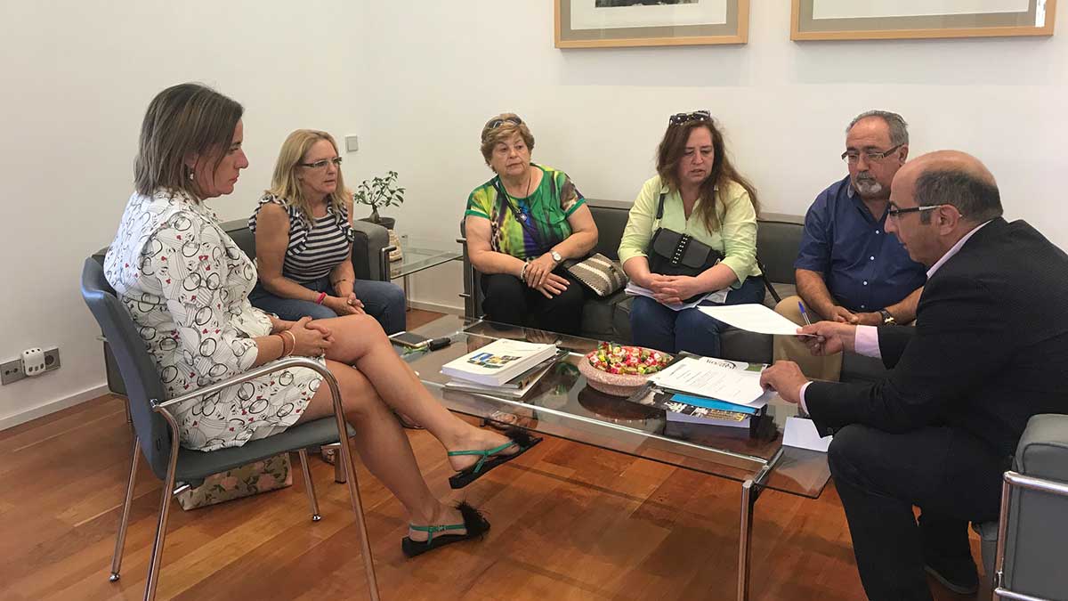 Un momento de la reunión entre Castañón y los miembros de la asociación Aluche