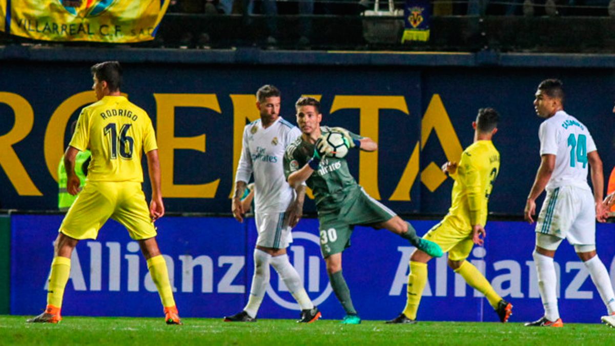Luca Zidane detiene un balón durante el partido frente al Villarreal del año pasado. | LALIGA