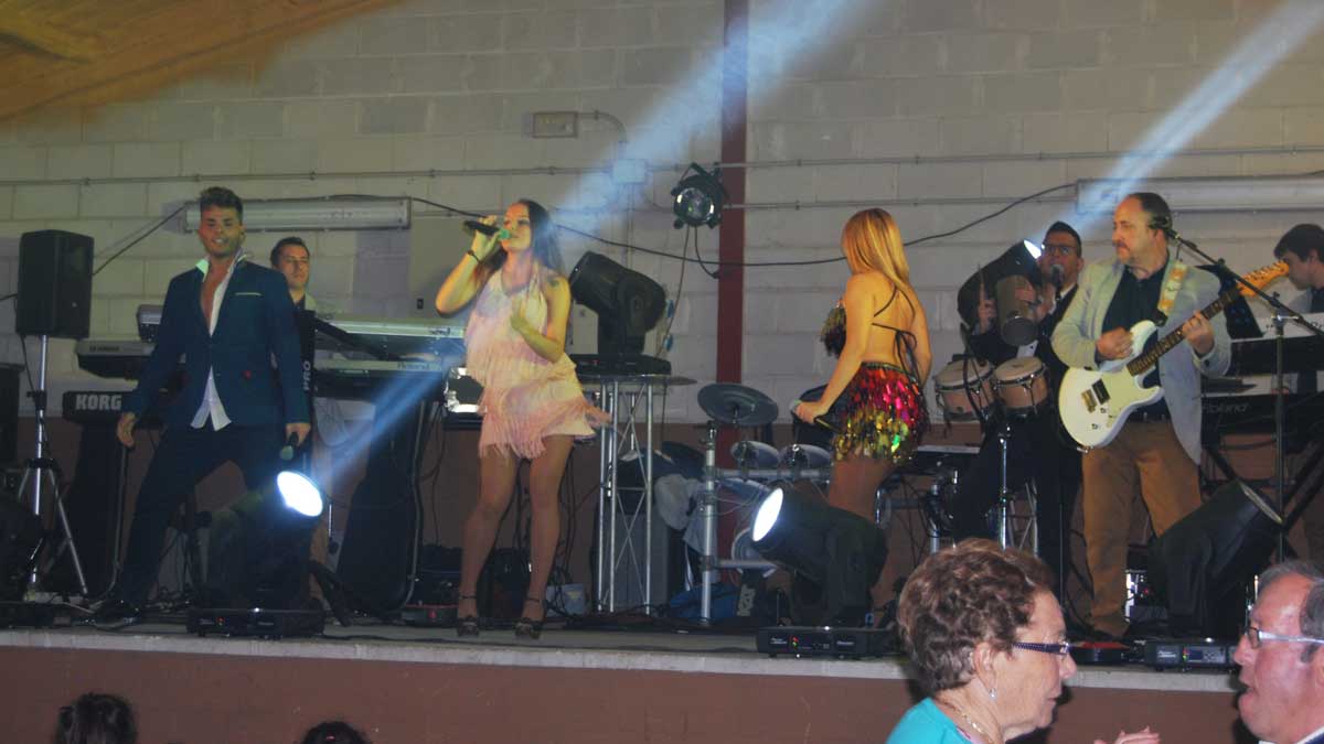 Una de las primeras fiestas de la provincia, la de Brugos de Fenar, con la orquesta asturiana Cuarta Calle. | F. FERNÁNDEZ