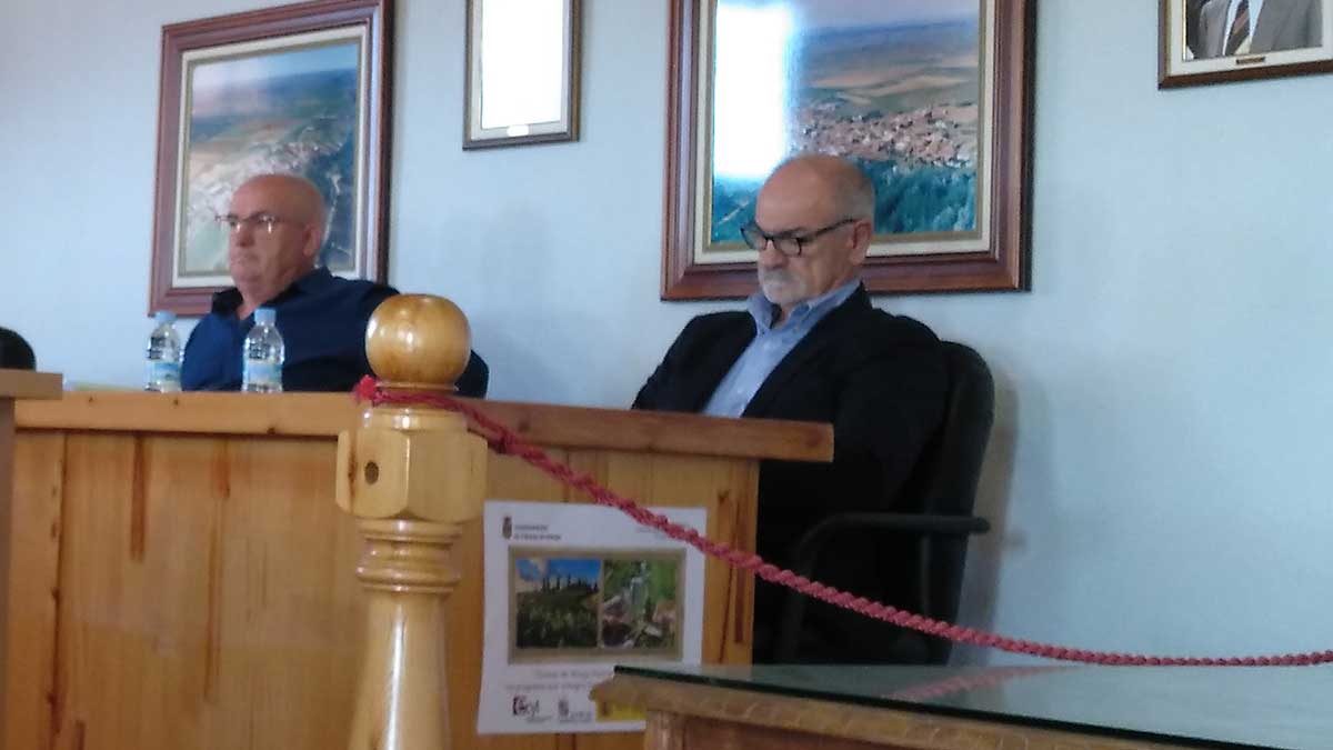 José Bernardo Díez (derecha), junto al nuevo alcalde, Ángel Celada. | L.N.C.
