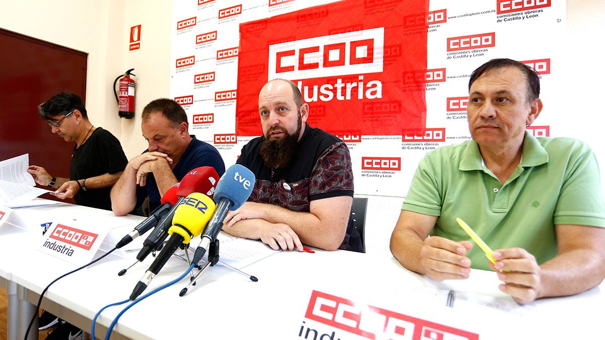 esponsables de Industria del sindicato CCOO comparecen para hablar de la situción industrial de la provincia. En la imagen, el secretario general, Agustín Martín (I) y el secretario provincial, Ángel Manuel Santos (D). | ICAL