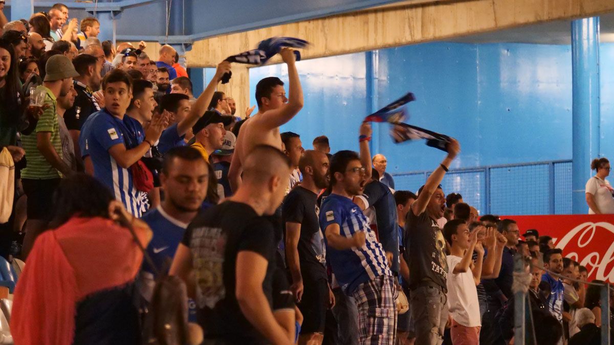 Aficionados de la Deportiva celebran un triunfo esta temporada. | FRANCISCO L. POZO