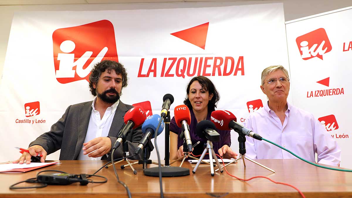 José Sarrión (izquierda), junto a sus compañeros de IU. | ICAL