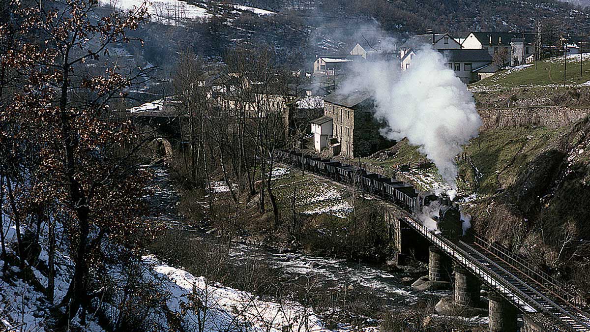 Un antiguo tren de vapor cruza el puente de Rioscuro, en dirección a Villaseca de Laciana. | ICAL