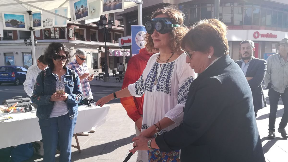 La alcaldesa probando las sensaciones de las personas ciegas al pasear por la ciudad. | M.I.