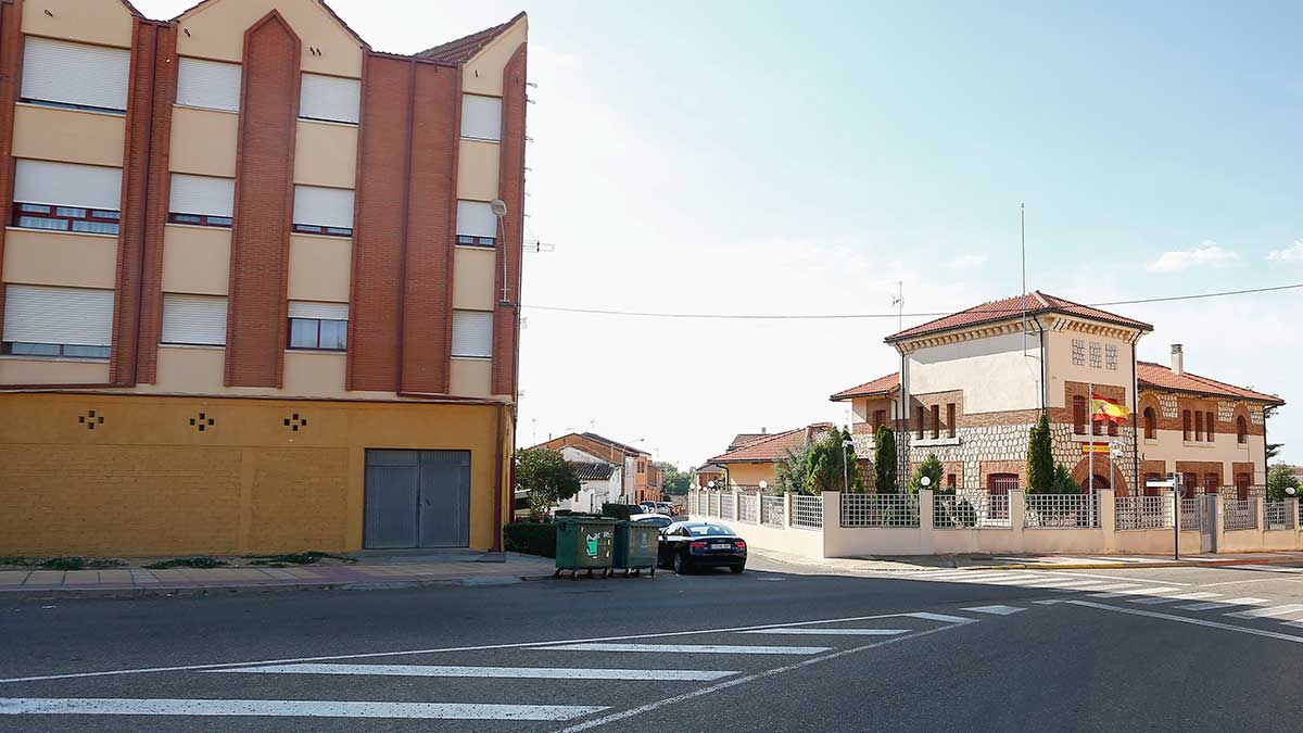 Cuartelillo de la Guardia Civil de Sahagún, junto al edificio en el que se produjo el apuñalamiento. | CARLOS S. CAMPILLO (ICAL)