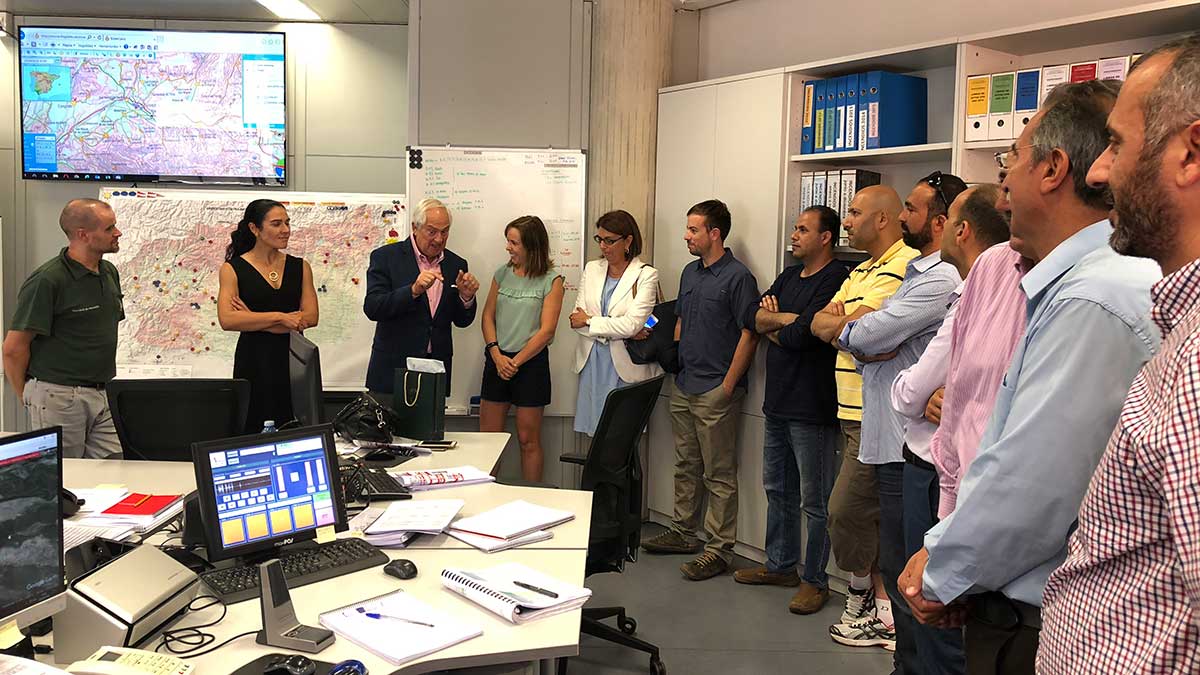 Guilermo García, con los nueve alumnos jordanos. | L.N.C.