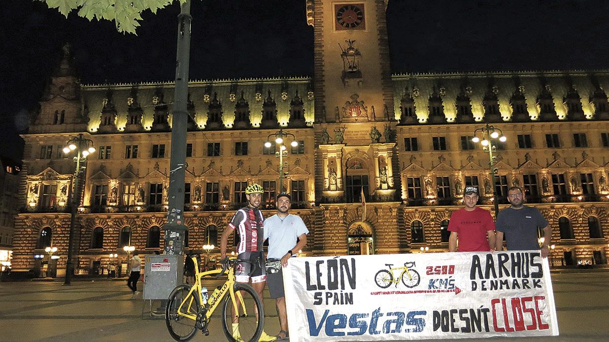 Andrés Turienzo ‘Piru’ ha dormido ya en suelo danés, a poco más de 100 kilómetros de Aarhus. | VESTAS EN LUCHA Andrés Turienzo ‘Piru’ ha dormido ya en suelo danés, a poco más de 100 kilómetros de Aarhus. | VESTAS EN LUCHA