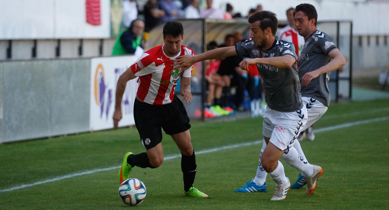 Tejedor y Bardal intentan cortar el avance de un jugador del Zamora durante el encuentro. :: EMILIO FRAILE (LA OPINIÓN DE ZAMORA)