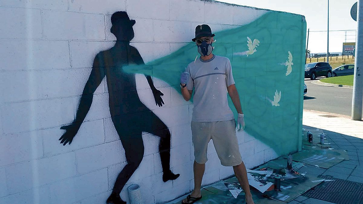 Uno de los artistas participantes en el certamen de arte urbano en espacios públicos de la capital leonesa. Uno de los artistas participantes en el certamen de arte urbano en espacios públicos de la capital leonesa.