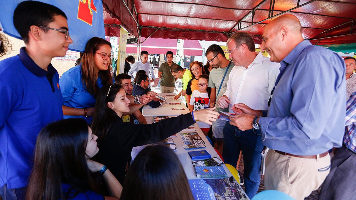 El alcalde de León, Antonio Silván, realiza una visita a la feria de asociacionismo juvenil ‘XXVIII Expojoven 2018’. | ICAL