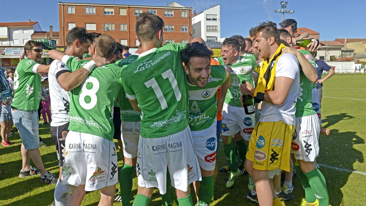 El Astorga celebró la permanencia en La Eragudina. | MAURICIO PEÑA