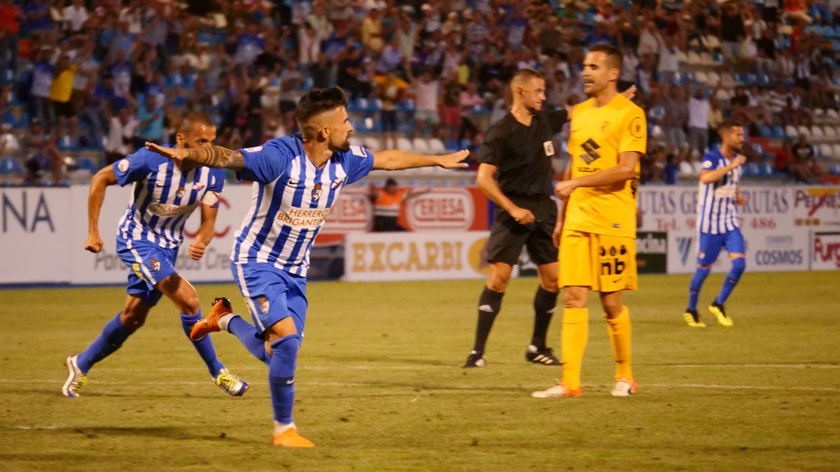 Pichín celebra el primer gol de la Deportiva ante el Burgos en El Toralín. | FRANCISCO L. POZO
